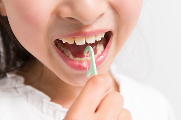 نخ کشیدن دندان در سن کودکی