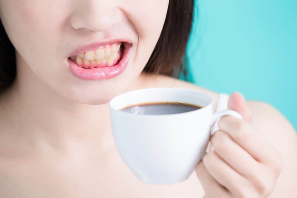 قهوه برای رنگ دندان