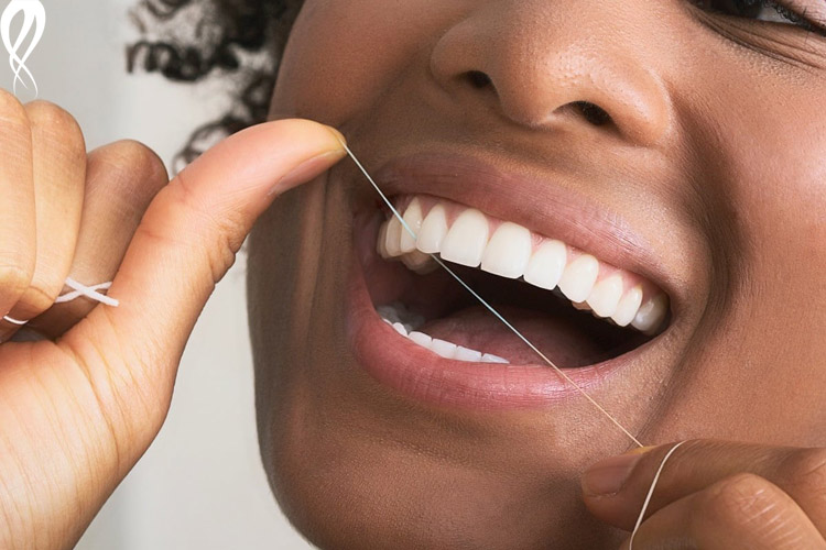روش صحیح نخ کشیدن دندان ها